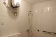 Toilet Kamar Homey and Chic 2BR Apartment Newton Residence