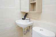 In-room Bathroom Comfy and Tranquil Studio Apartment Springwood Residence