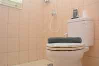 Toilet Kamar Beautiful and Relaxing Studio Tifolia Apartment