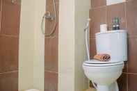 Toilet Kamar Cozy and Minimalist Studio Apartment at Saladdin Mansion