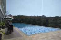 สระว่ายน้ำ Wonderful Studio at Taman Melati Jatinangor Apartment with Mountain View