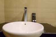 Toilet Kamar Strategic 1BR Apartment The Linden Connected to Marvell City Mall