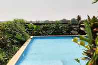 Kolam Renang Cozy 2BR Apartment at Tuscany Residences With Garden View