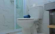 Toilet Kamar 5 Grand Kamala Lagoon Studio Apartment with Modern Interior