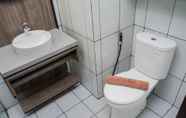 Toilet Kamar 7 Premium Relaxing Studio Casa de Parco Apartment