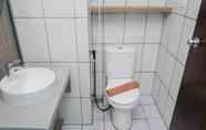 Toilet Kamar 3 Premium Relaxing Studio Casa de Parco Apartment