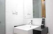 Toilet Kamar 2 Zestful Studio Room at Beverly Dago Apartment