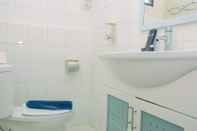 Toilet Kamar Cozy Living with Modern Design 1BR Kebagusan City Apartment