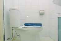 Toilet Kamar Cozy Living with Modern Design 1BR Kebagusan City Apartment