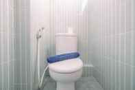 Toilet Kamar Comfortable 2BR Apartment at Cinere Resort