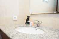 Toilet Kamar 1BR Queen Bed at Ancol Marina Apartment near Dufan