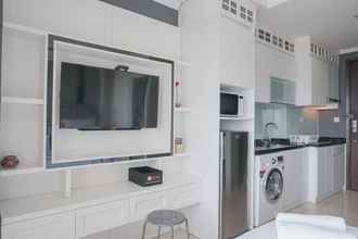 Phòng ngủ 4 Comfy and Wonderful Studio Menteng Park Apartment