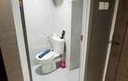 Toilet Kamar 6 Modern Spacious Studio Room Apartment at Taman Melati