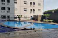 Kolam Renang Simply Modern 2BR Green Pramuka Apartment