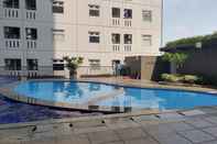 Kolam Renang Simply Modern 2BR Green Pramuka Apartment