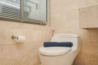 Toilet Kamar Comfortable and Beautiful 2BR at The Empyreal Apartment