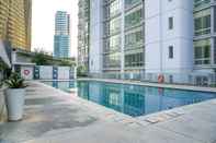 Kolam Renang Comfortable and Beautiful 2BR at The Empyreal Apartment