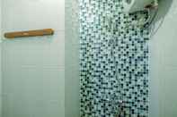 Toilet Kamar Strategic Place with Cozy Place Apartment @ Studio Signature Park Tebet