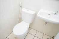 Toilet Kamar Cozy and Good Location Studio Apartment M-Town Residence