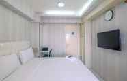 Kamar Tidur 4 Lovely Studio Green Pramuka Apartment near Shopping Center