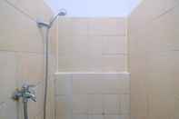 Toilet Kamar Lovely Studio Green Pramuka Apartment near Shopping Center