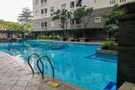 Kolam Renang Lovely Studio Green Pramuka Apartment near Shopping Center