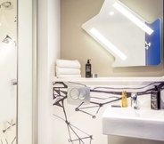 In-room Bathroom 5 ibis budget Montpellier Aeroport Parc Des Expos