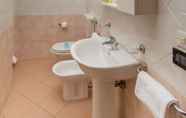 In-room Bathroom 5 Albarella S3 2