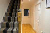 Lobby 4-bed House With Private Garden in Barnsley!