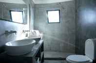 Toilet Kamar Apartment Blue Flat