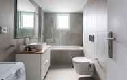 Toilet Kamar 3 Spacious Apartment near HELEXPO