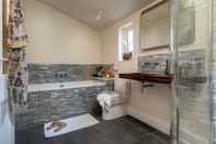 In-room Bathroom Littlefields - Stylish Modern Cottage With Large Garden Close to Beach