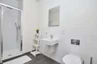 In-room Bathroom Luxury Central Stevenage Apartment