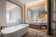 In-room Bathroom Wyndham Garden Nanjing Airport