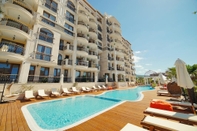 สระว่ายน้ำ Harmony Suites Saint Vlas