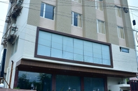 Bangunan Click Hotel Yatharth Inn