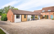 Exterior 2 Cotswold Barn Conversion With Private Hot Tub