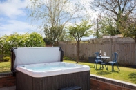 Entertainment Facility Cotswold Barn Conversion With Private Hot Tub