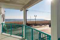 Common Space Boardwalk Sand & Surf Inn Oceanfront