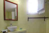 In-room Bathroom Home with View of Agios Ioannis in Tinos