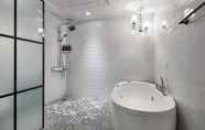 Phòng tắm bên trong 5 Donghae Picaso Hotel