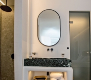 In-room Bathroom 6 Levantes Luxury Suites I II