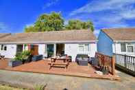 Common Space Seashells Dog Friendly Seaview Beach Chalet Sleeps 4 Beach Opposite