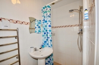 In-room Bathroom Seashells Dog Friendly Seaview Beach Chalet Sleeps 4 Beach Opposite