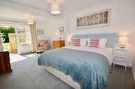 Bedroom White Roses Coastal Holiday Home for 2 Plus dog Beach 400 Yards