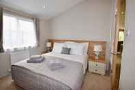 Kamar Tidur Bluebell is a Stunning Lake Side Lodge Sleeps 4 Close to Ryde