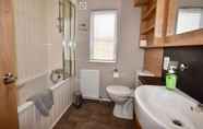 Toilet Kamar 3 Bluebell is a Stunning Lake Side Lodge Sleeps 4 Close to Ryde