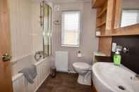 Toilet Kamar Bluebell is a Stunning Lake Side Lodge Sleeps 4 Close to Ryde