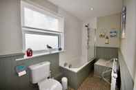 In-room Bathroom Boat House Centrally Located in the Sailing Mecca of Cowes