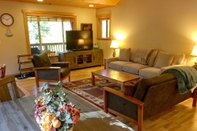 Common Space Mt Baker Lodging Cabin 65 Sleeps 10